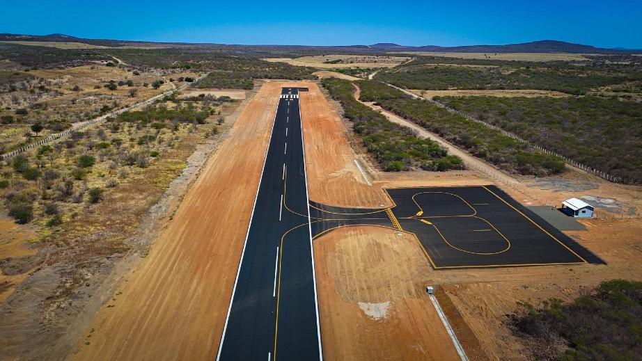 Paved communal airstrip serving the Paulistana district, Piauí